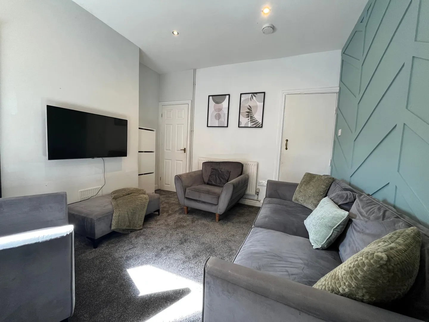 Stylish 4 Bedroom House // 2026/7 - Main Image